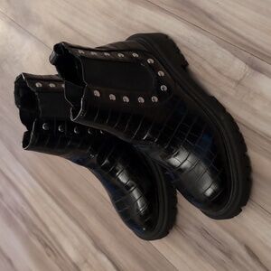 🛍️7/20 Black Croc-Patterned Ankle Boots with Studs